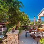 Tajina Kuca Villa *