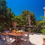 Tajina Kuca Villa *