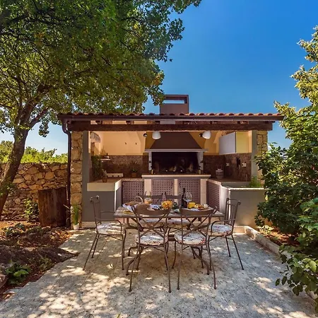Tajina Kuca Villa *