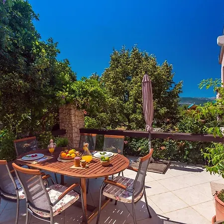 Tajina Kuca Villa *