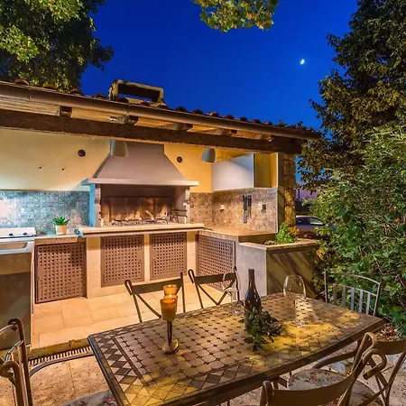 Tajina Kuca Villa *