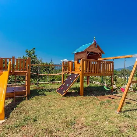 Tajina Kuca Villa *